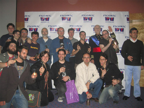 Esta foto salió en la prensa y todo. Podemos reconocer de ojodepez, de izquierda a derecha (por abajo) a: Luzzo (nuestro "Quinto Beatle"), Pablo Muñoz, Rain (cogiendo el trofeo) y Kwyjibo.